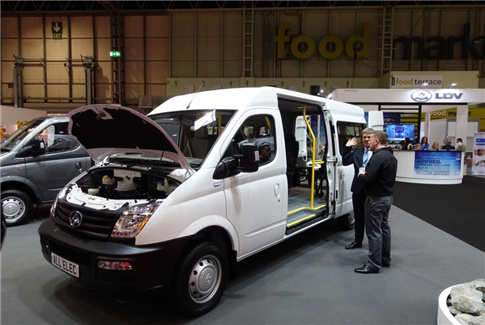 上汽大通EV80伯明翰车展现场交付英国皇家邮政