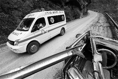 本想捐车，却成了救护车司机