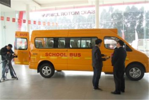 湖南卫视赴广州经销商展厅实拍、采访V80校车