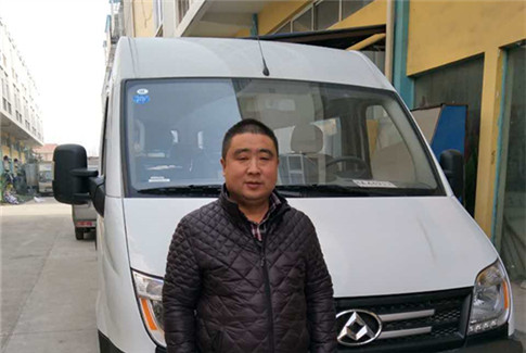 老司机携8万硬币遭多家银行拒绝兑换，4S店员花3天数完，最终完成购车！