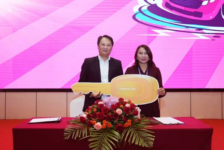 以定制化赋能智慧物流，上汽大通MAXUS交付自嗨锅首批110台定制版V80